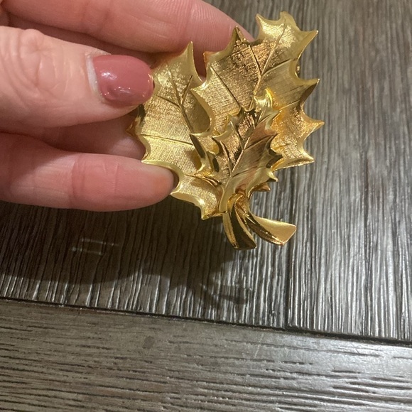 Vintage maple leaf & bow brooches pins - Picture 4 of 9